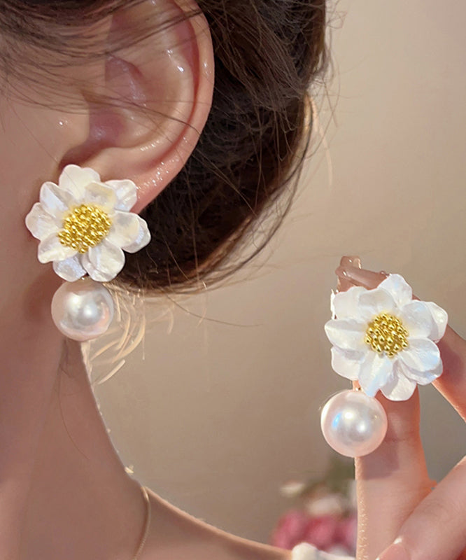 Boucles d'oreilles à tige en alliage acrylique blanc au design original, motif floral et perles - Wavlynn