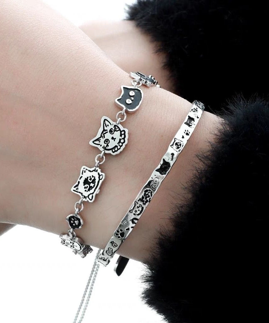 Ensemble de deux bracelets à breloques originaux en soie et cuivre avec graffitis et petits chats - Wavlynn