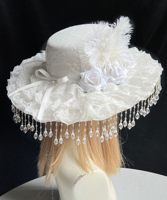 Chapeau cloche original en dentelle et plumes avec pompons et perles de rose blanche - Wavlynn