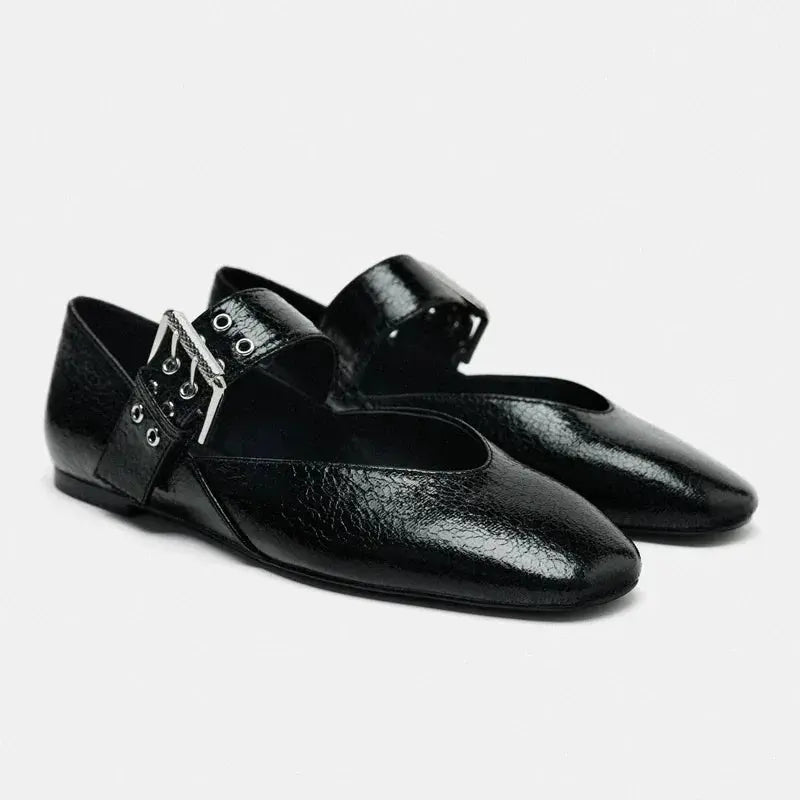 Women's pointed toe flats in bold leopard print, sleek silhouette for all-day versatile style