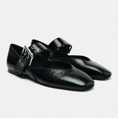Women's pointed toe flats in bold leopard print, sleek silhouette for all-day versatile style