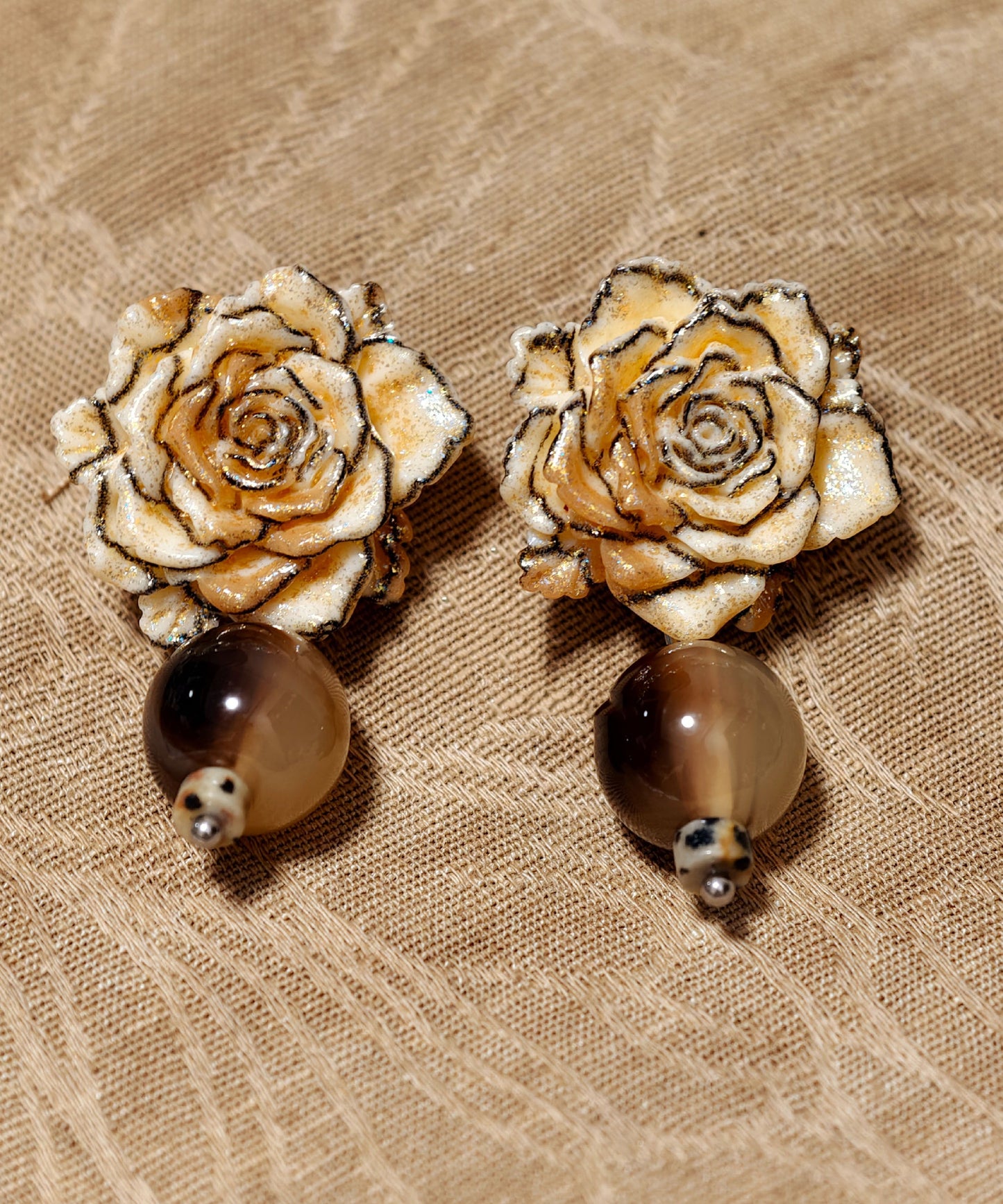 Boucles d'oreilles pendantes rétro en résine et alliage marron à motif floral - Wavlynn
