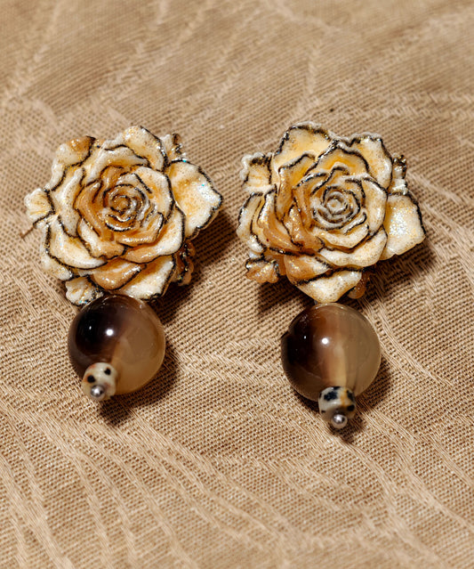 Boucles d'oreilles pendantes rétro en résine et alliage marron à motif floral - Wavlynn