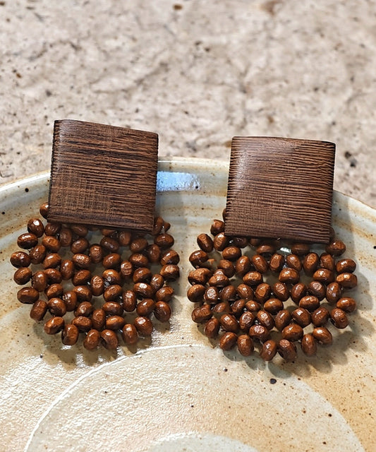 Boucles d'oreilles à tige en bois tressé style rétro chocolat - Wavlynn