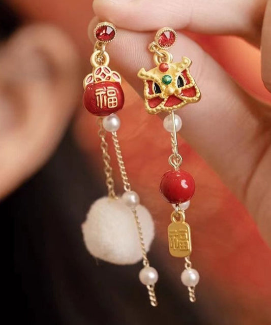 Boucles d'oreilles pendantes asymétriques en cuivre rouge rétro avec perles et chat porte-bonheur en forme de danse du lion et nuages ​​de bon augure - Wavlynn