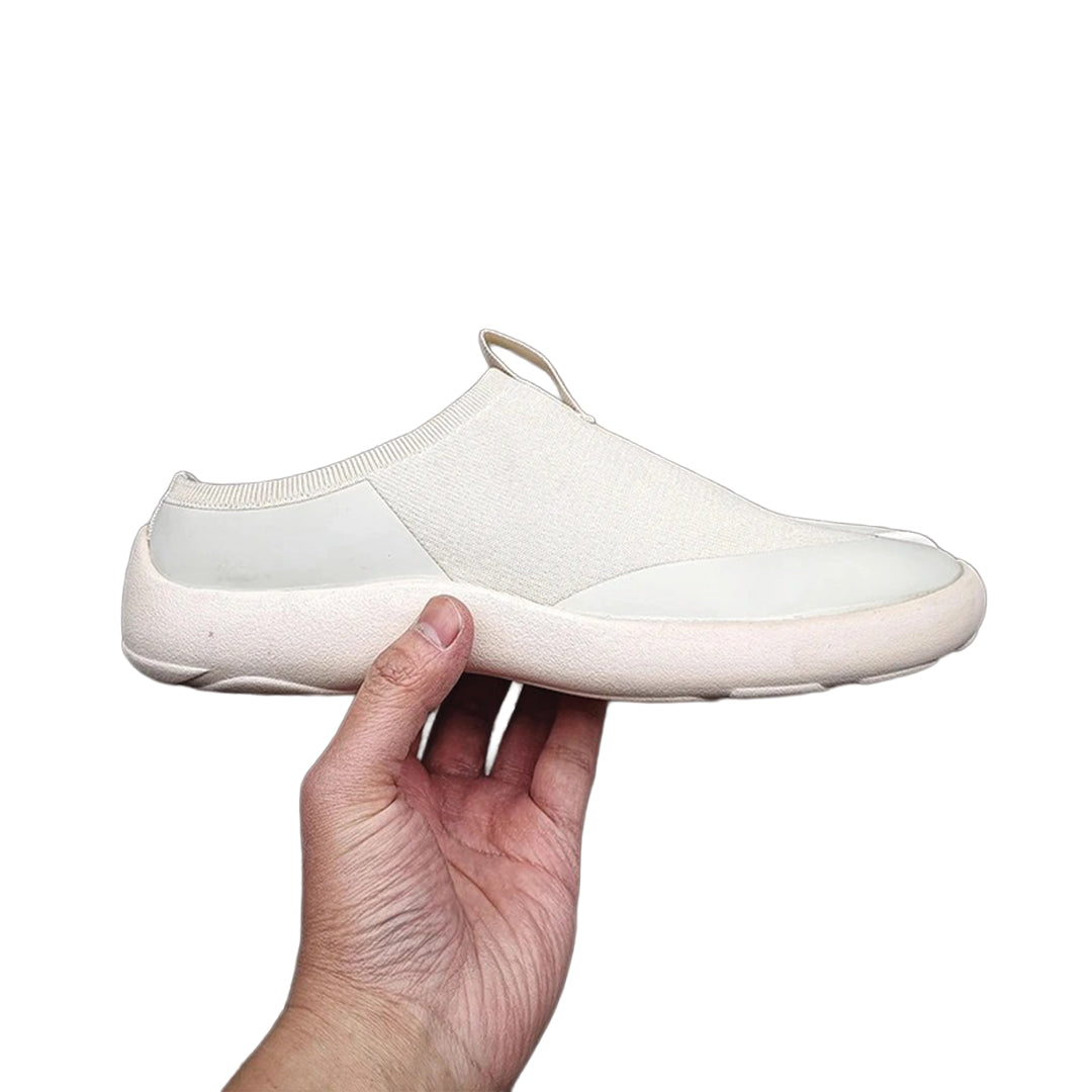 Mono Tabi slip-on shoes in minimalist design with bold split-toe silhouette for modern everyday style