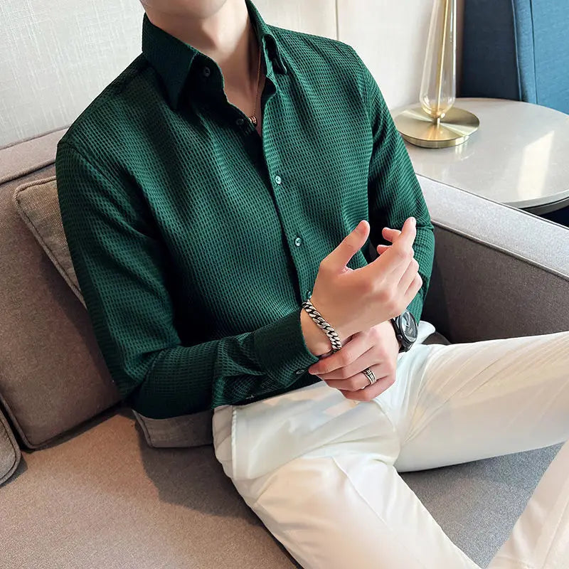 Men's slim fit waffle knit polo shirt in textured fabric, wrinkle resistant classic collar style
