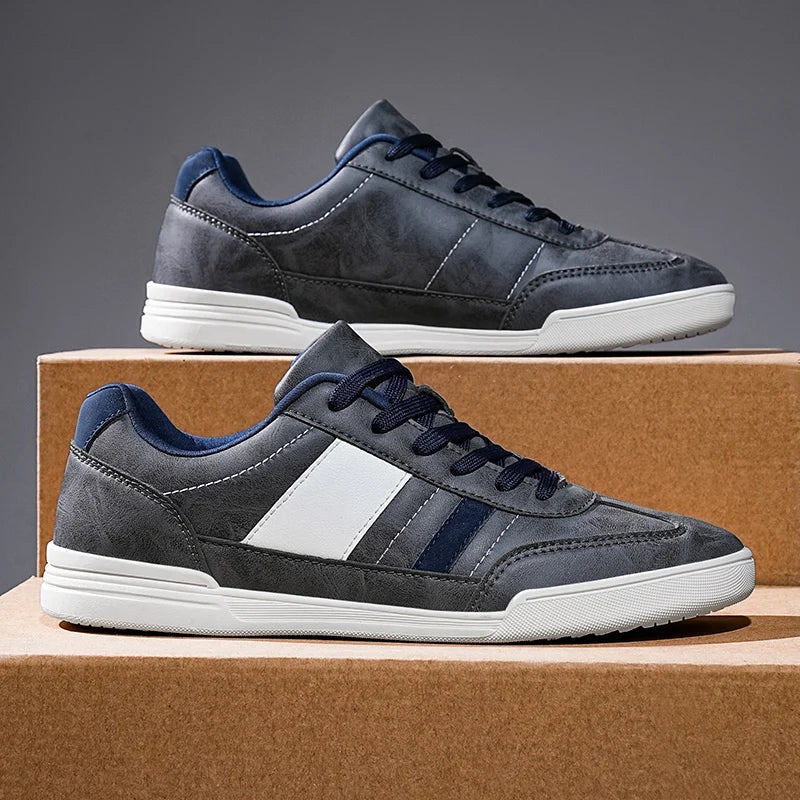 Classic fade sneakers in solid color with white accents, wide-toe silhouette and vintage-inspired edge