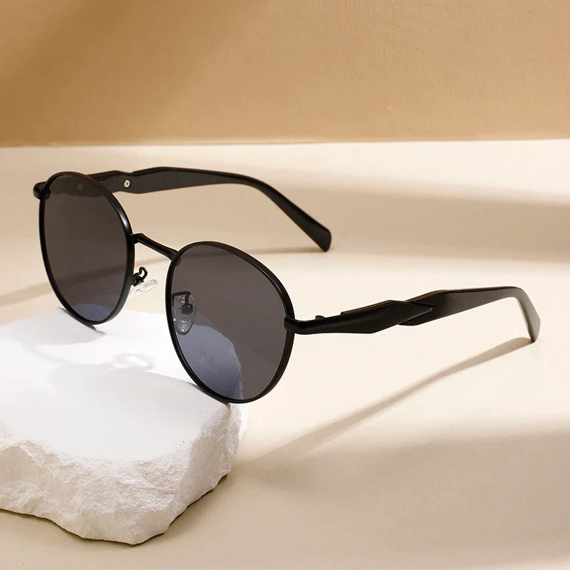 Retro round metal sunglasses UV400 lenses unisex slim frame vintage-inspired fashion accessory