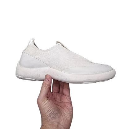 Wavlynn Mono Tabi Slip-On minimalist sneaker with bold split-toe silhouette in monochrome style