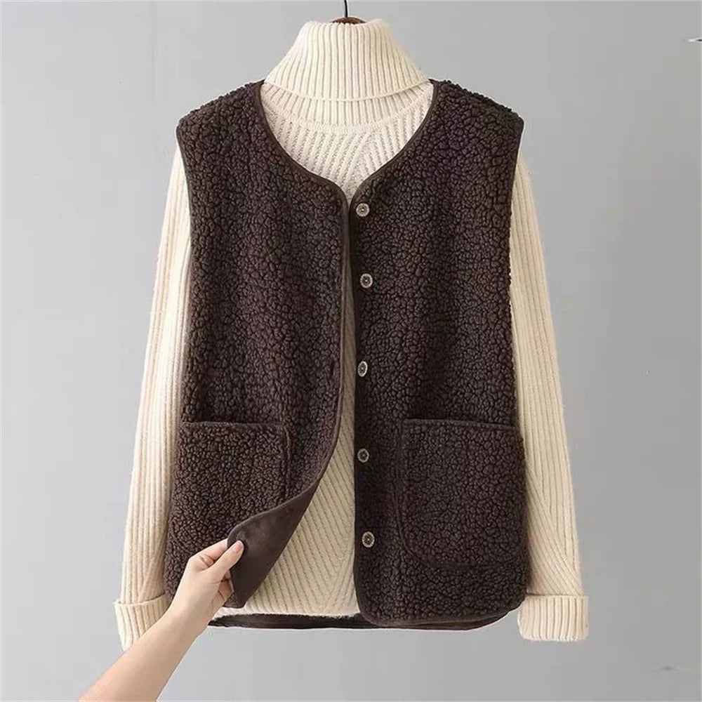 Cascade wool vest in neutral tone, button-up front with roomy pockets, lightweight thermal insulation