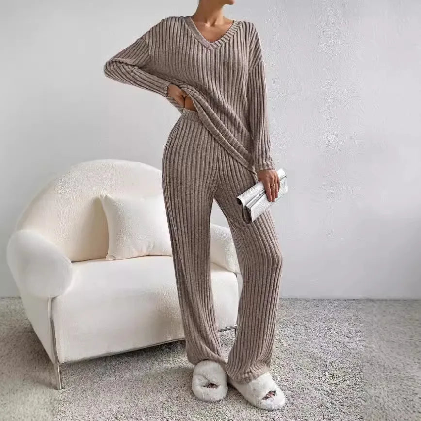 Ribbed knit 2-piece set in neutral tones, relaxed fit with V-neckline sweater and matching trousers