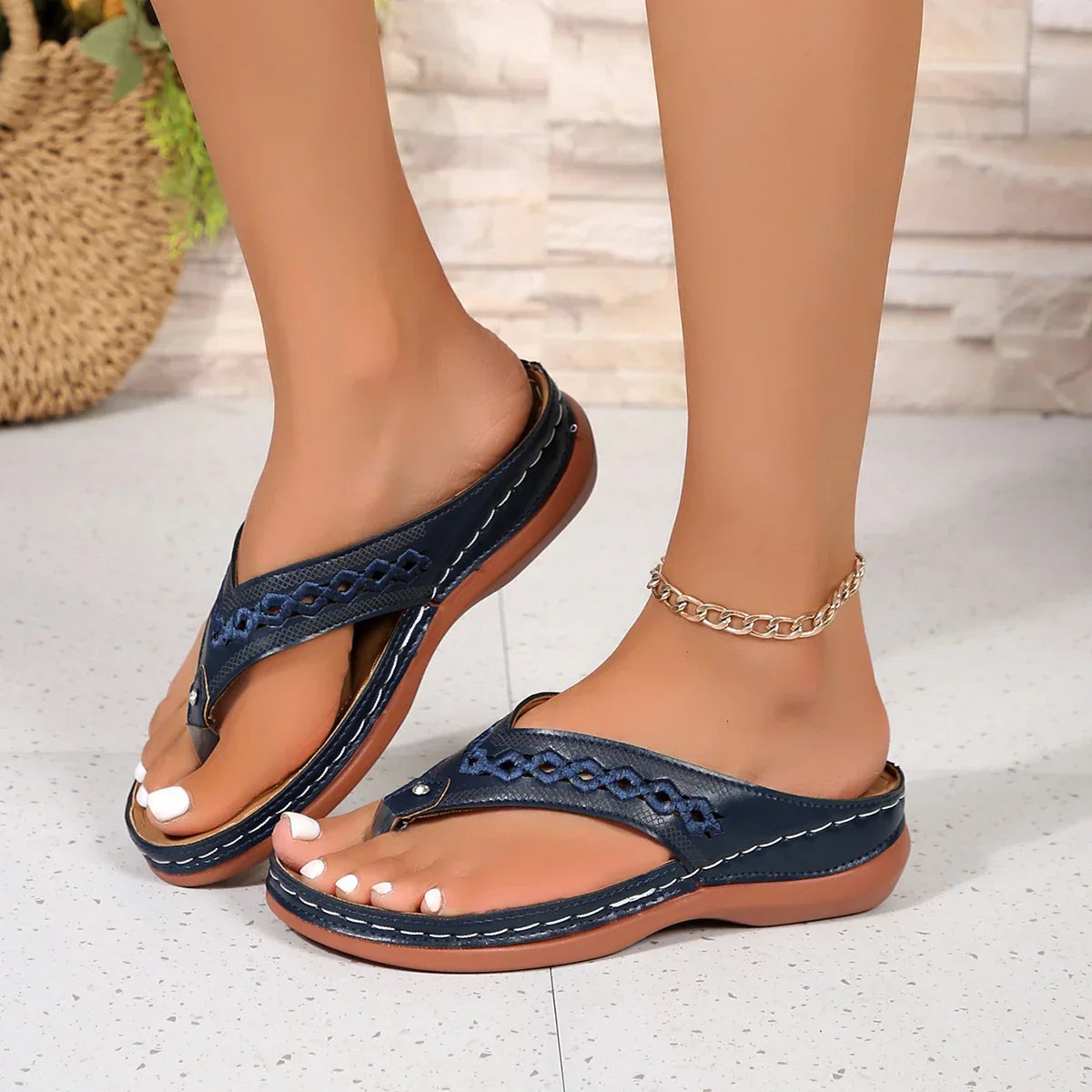 Women's Winslow thong sandals with cushioned insole, lightweight sole for all-day comfort