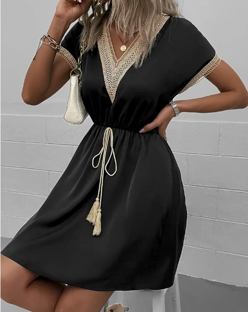 Women's boho flowy V-neck draped dress with waist-defining tie, casual chic silhouette