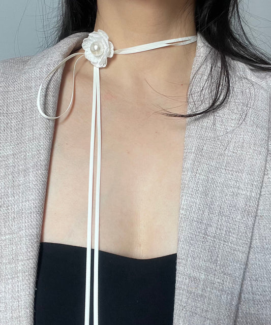 Collier simple en dentelle de tissu blanc et perles de camélia - Wavlynn