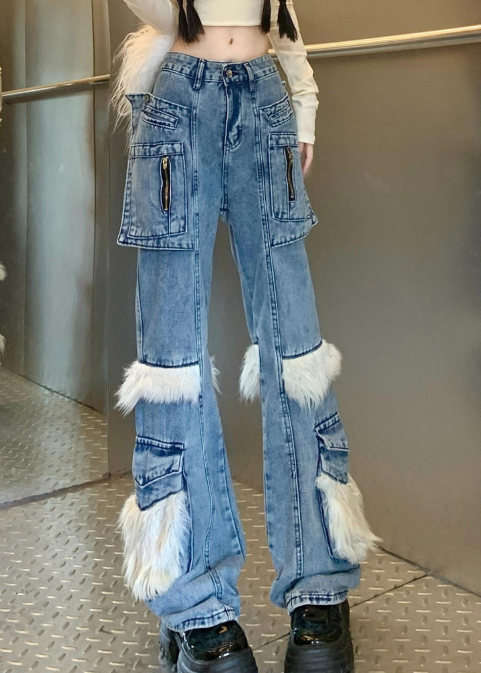 Pantalon évasé en denim avec poches bleues et fourrure duveteuse, style printemps - Wavlynn