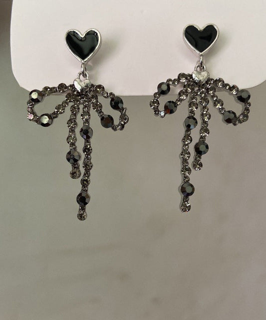 Boucles d'oreilles pendantes élégantes en métal noir avec nœud d'amour et pompon - Wavlynn