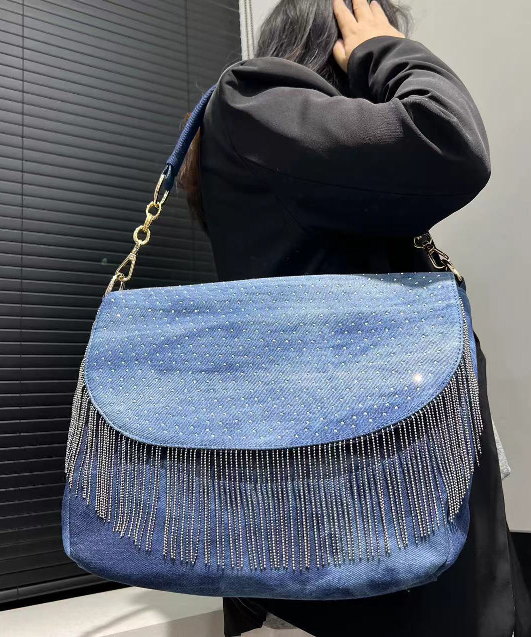 Sacs à bandoulière élégants en denim bleu avec pompons et zircons - Wavlynn