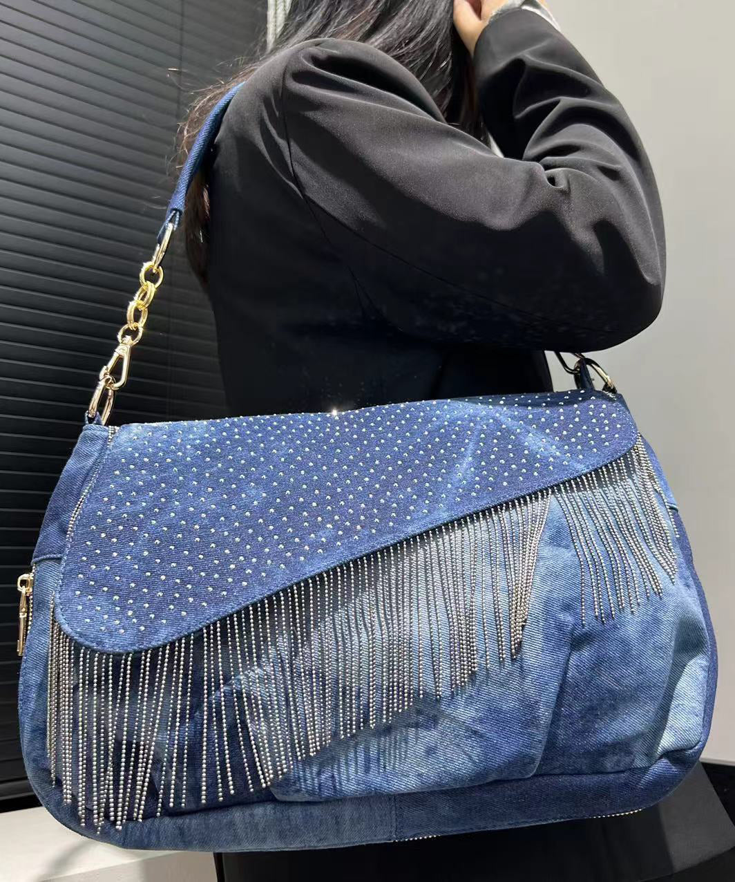 Sacs à bandoulière élégants en denim patchwork avec pompons bleus et zircons - Wavlynn