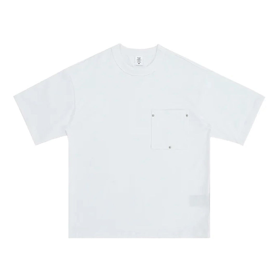 White short sleeve cotton O-neck T-shirt with riveted breast pocket for a distinctive casual look