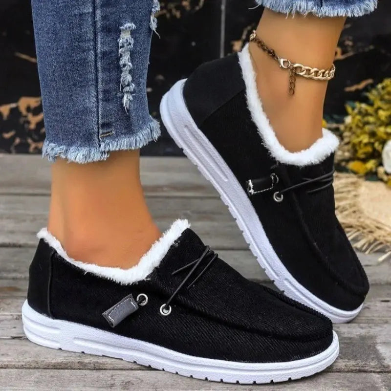 Women's thick velvet slip-on winter shoes in cozy plush style with heat-trapping lining