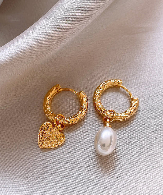 Boucles d'oreilles créoles asymétriques en alliage de cuivre doré et perles d'amour uniques - Wavlynn
