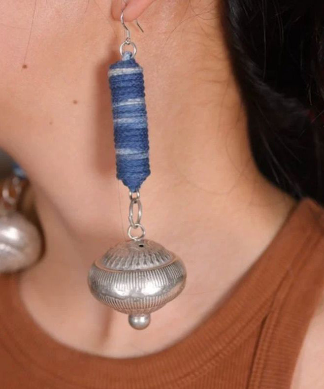 Boucles d'oreilles pendantes vintage en argent sterling bleu tie-dye avec petites cloches cylindriques - Wavlynn