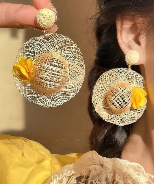 Boucles d'oreilles pendantes florales en forme de chapeau de paille tressé beige Vogue - Wavlynn