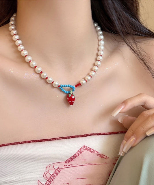 Collier pendentif fraise en résine tissée blanche Vogue - Wavlynn