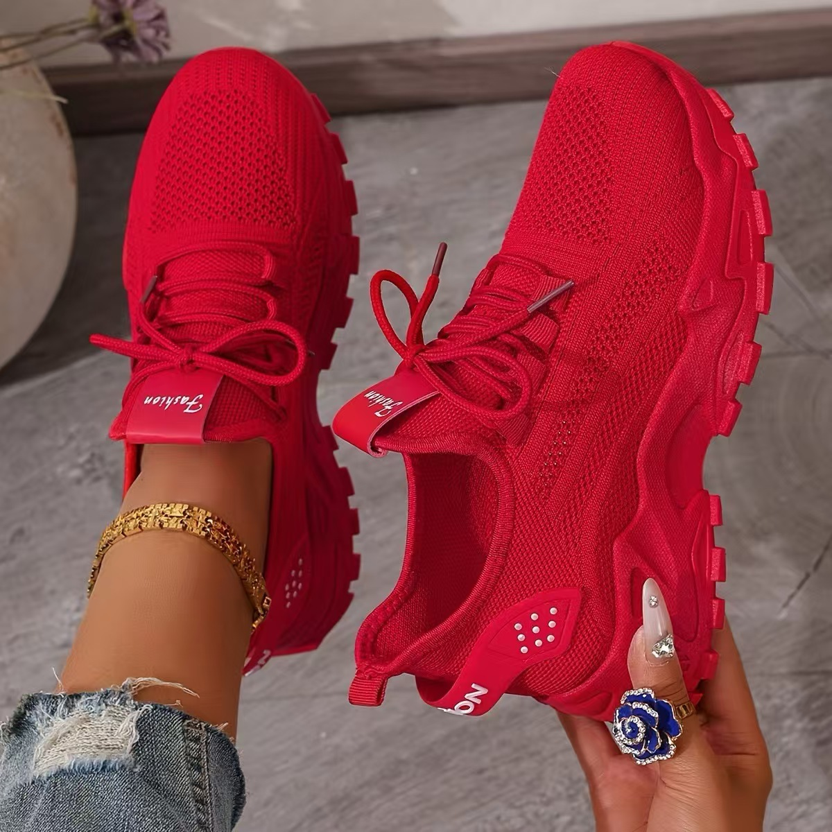 Women's chunky sole mesh lace-up walking sneakers with breathable upper and bold platform design