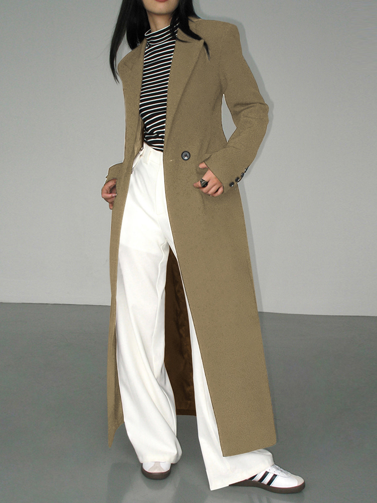 Women's longline blazer coat with collar detail and front pockets, tailored silhouette in classic style
