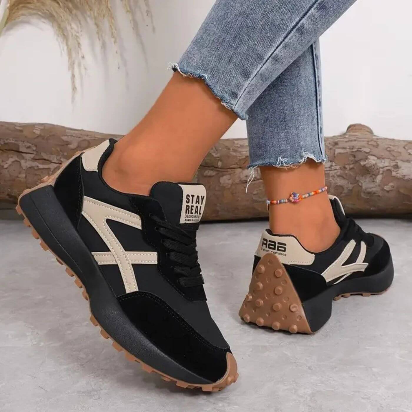 Women's all-black retro runner sneakers with mixed-texture upper and classic lace-up silhouette