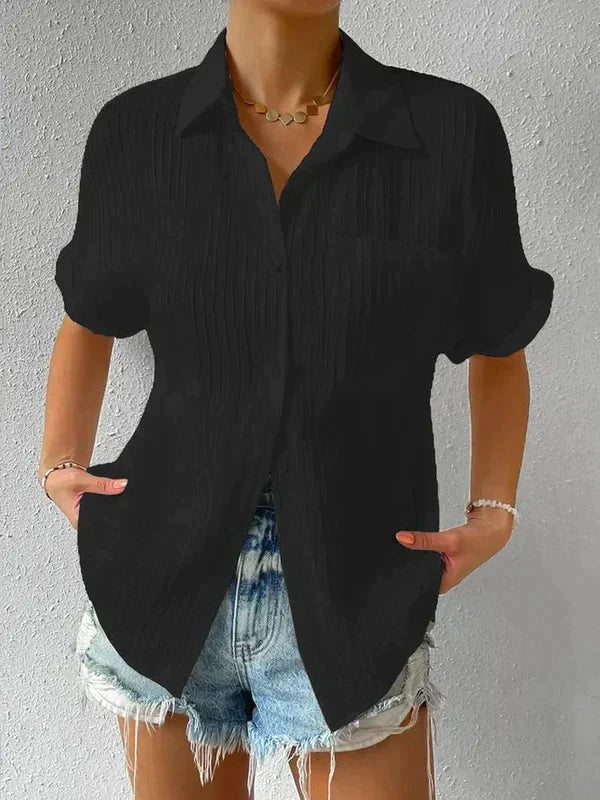 Women's relaxed fit short-sleeve shirt with button closure, lightweight breathable fabric and chest pocket