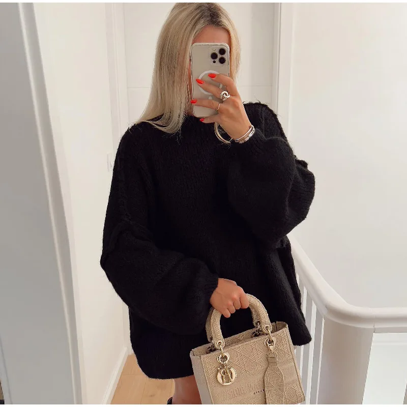 Women's oversized knit sweatshirt in cozy long length with balloon sleeves and round neck