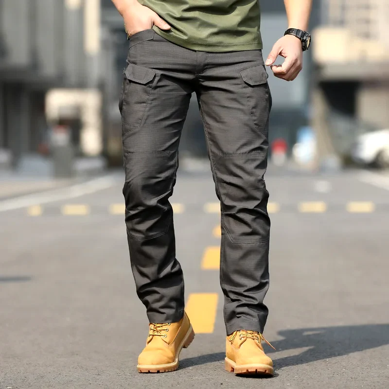 Men's relaxed fit cargo pants in cotton with multi-pocket utility design for everyday versatility