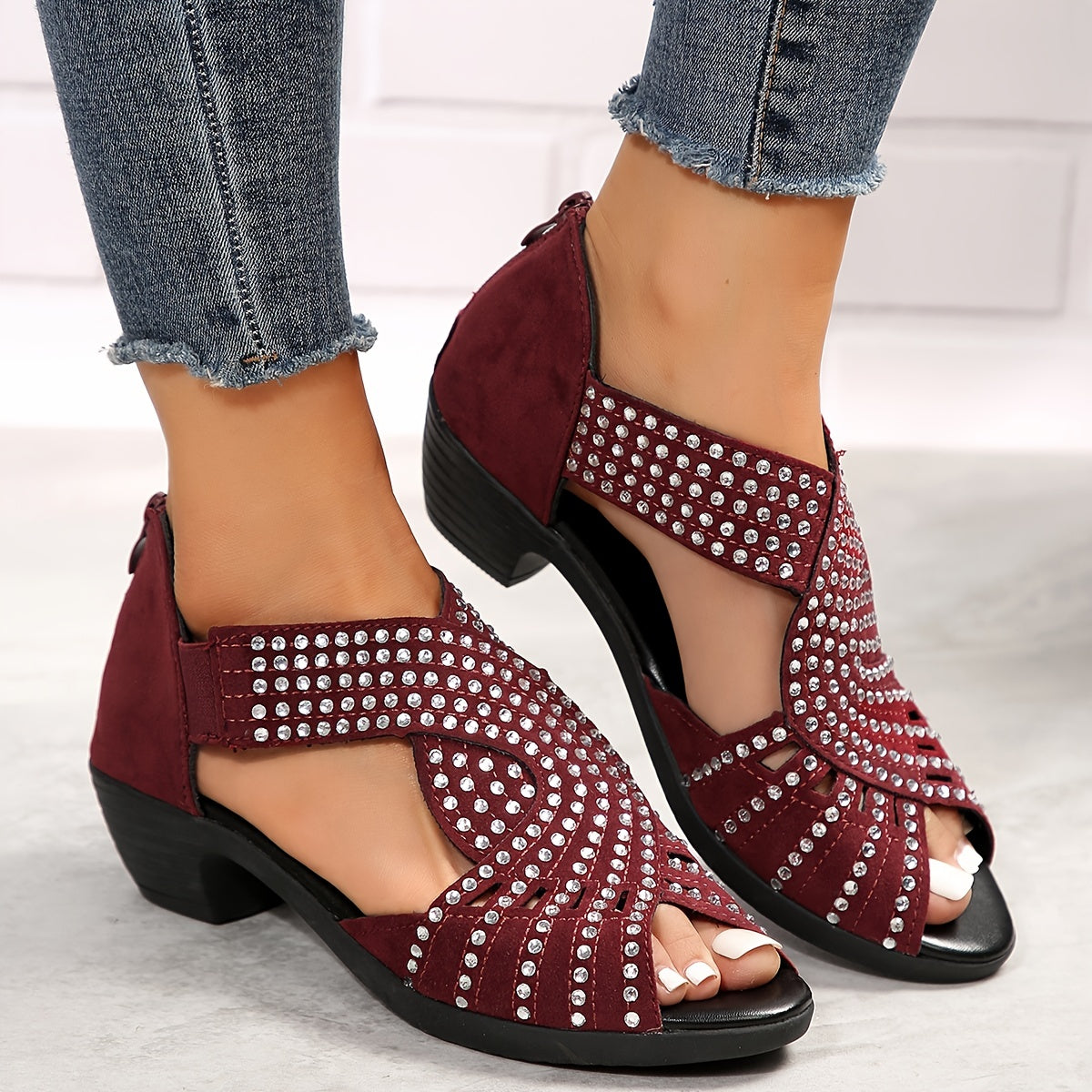 Women's adjustable sandals with shimmer detailing, cushioned sole, effortless elegant style