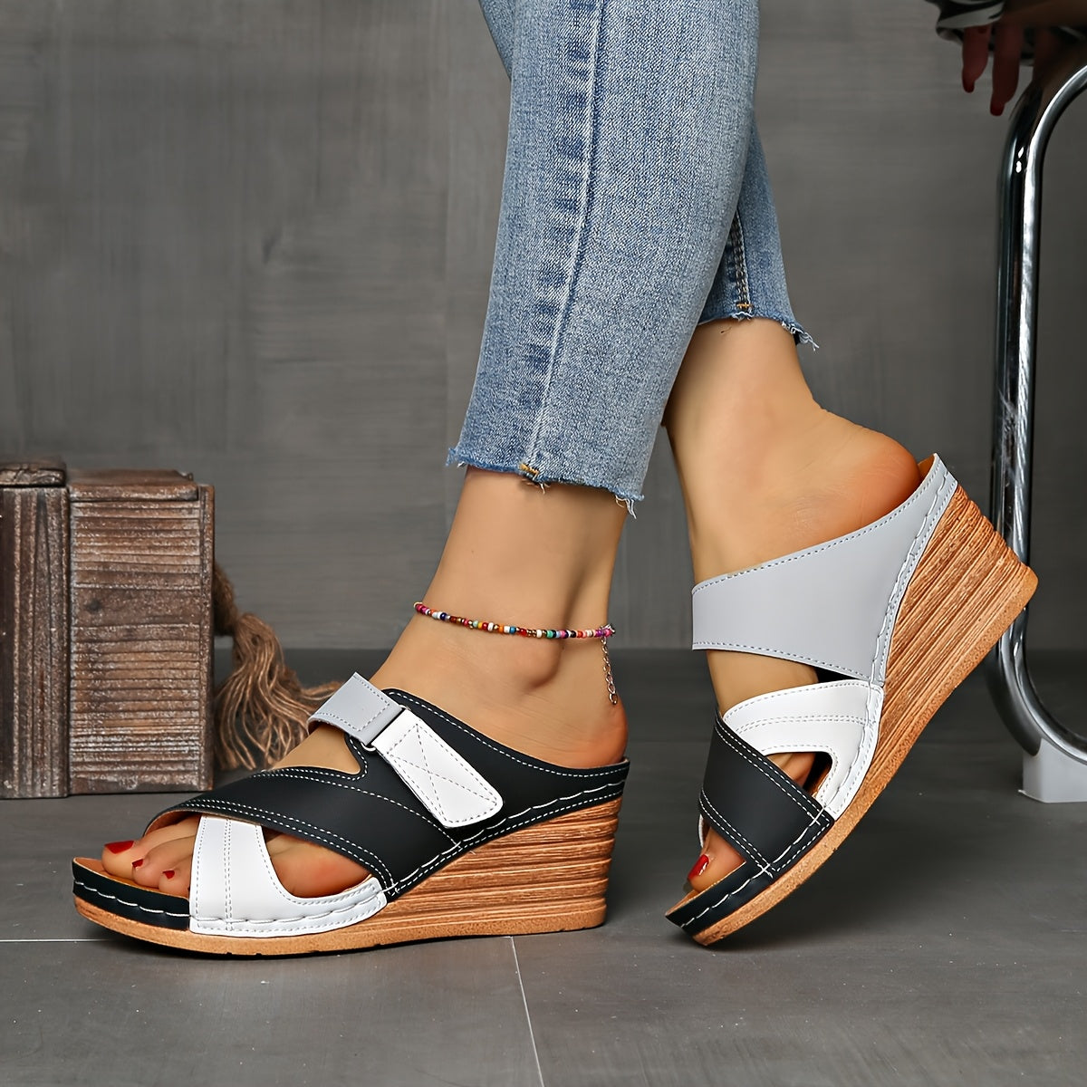 Women's colourblock wedge slides with cushioned sole in vibrant multicolor tulip design