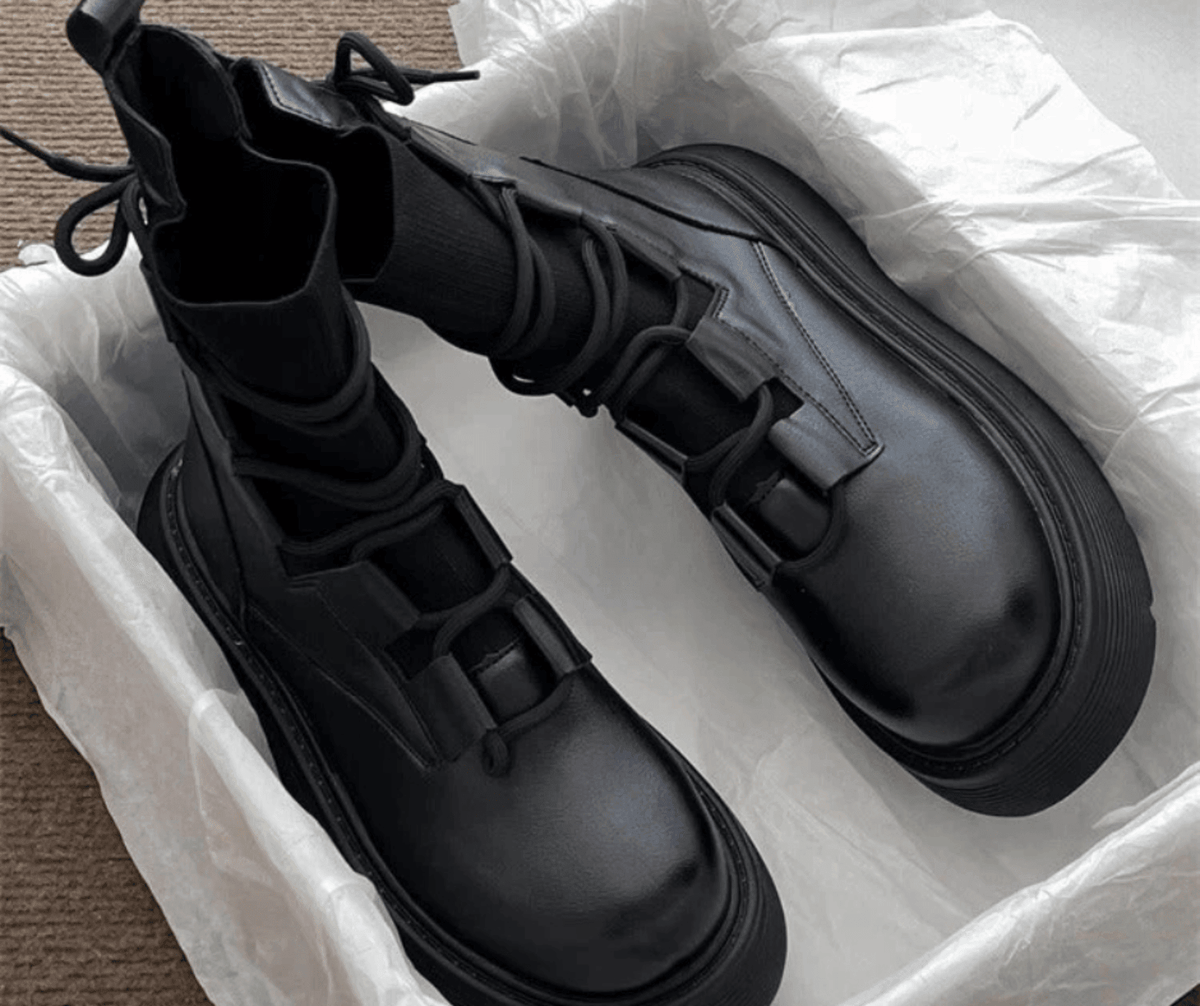 Orion™ elegant winter boots in classic dark tones with premium insulation and refined silhouette