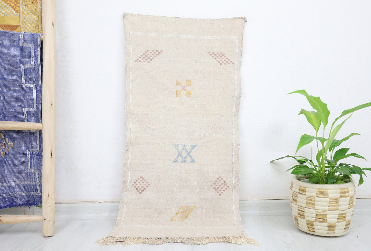 Nelya Cactus Silk Rug 1'4" X 3'1" - Wavlynn