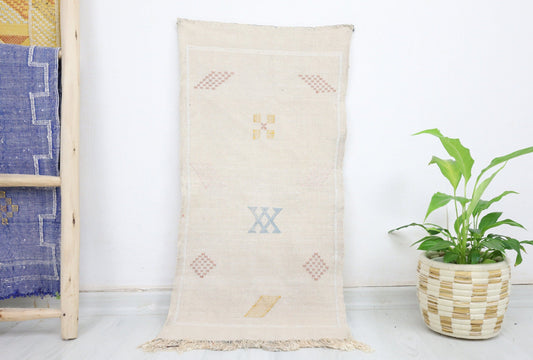 Nelya Cactus Silk Rug 1'4" X 3'1" - Wavlynn