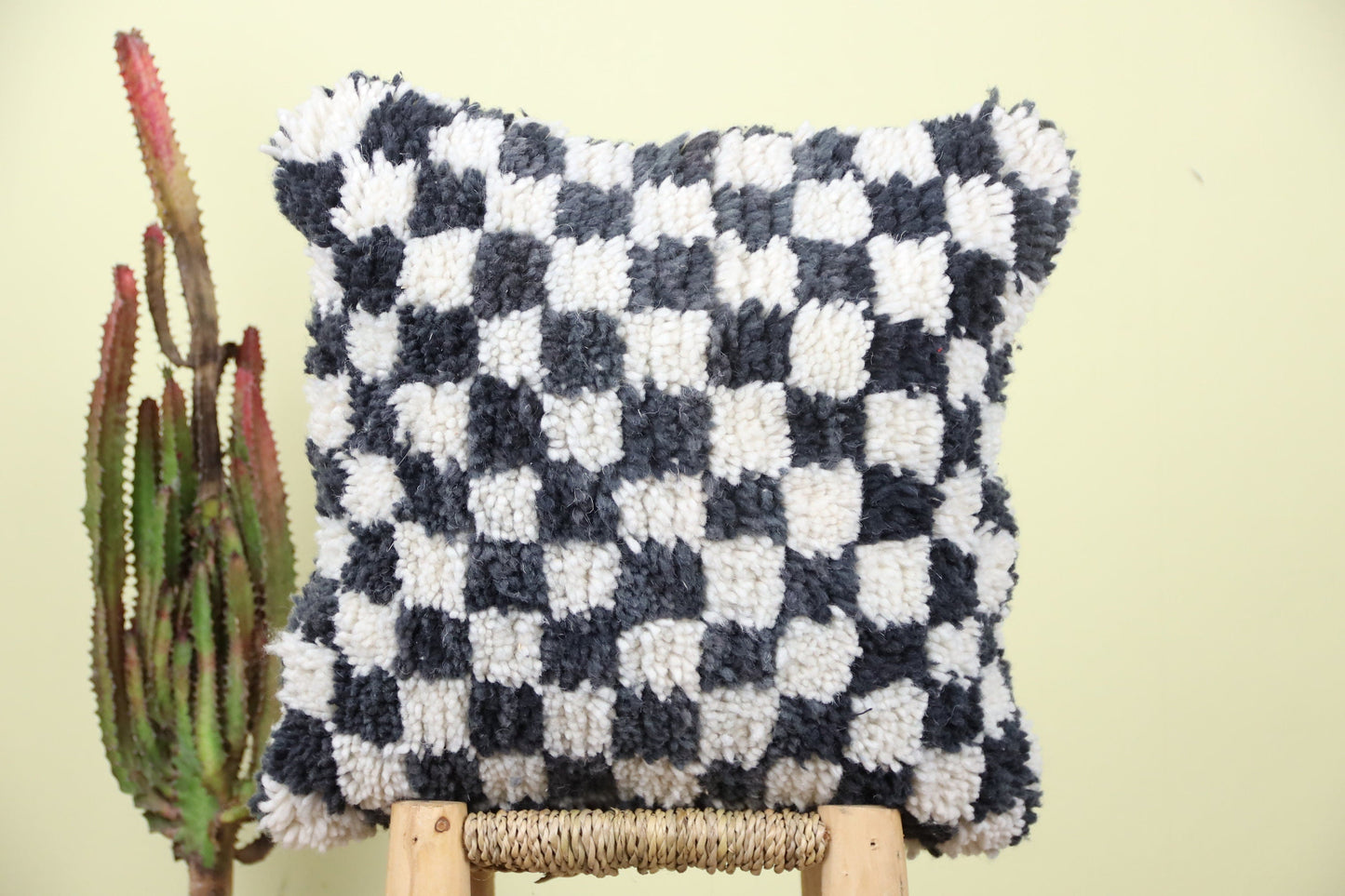 Itto Checkered Pillow - Wavlynn