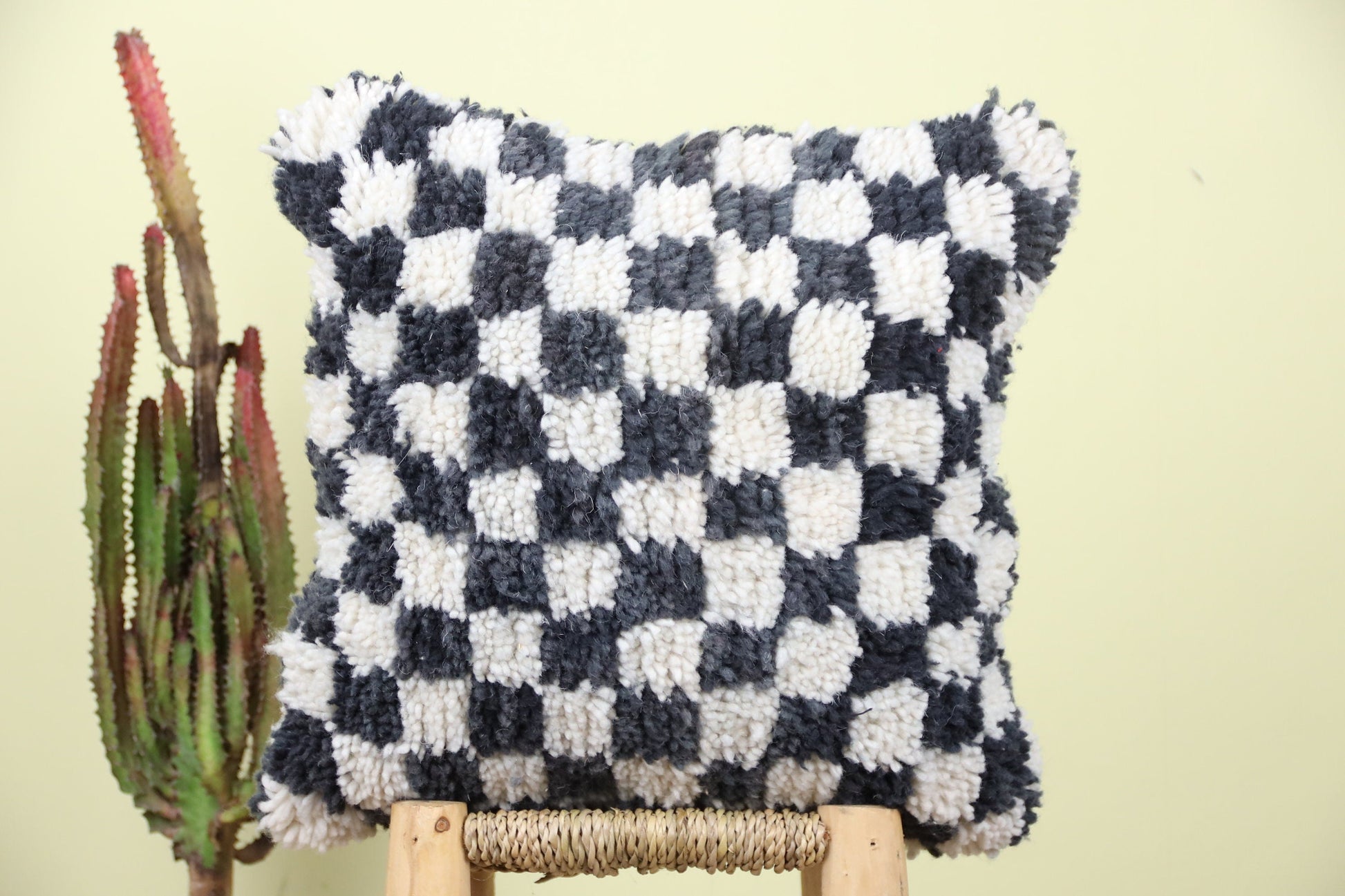 Itto Checkered Pillow - Wavlynn