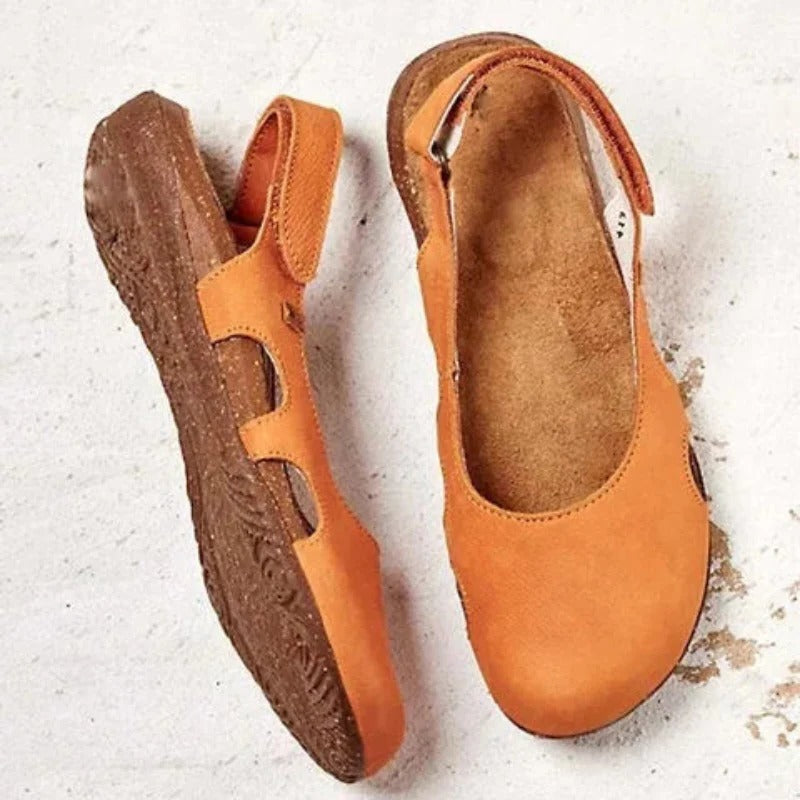 Women's closed-toe sandals with cushioned sole, secure fit for everyday casual wear