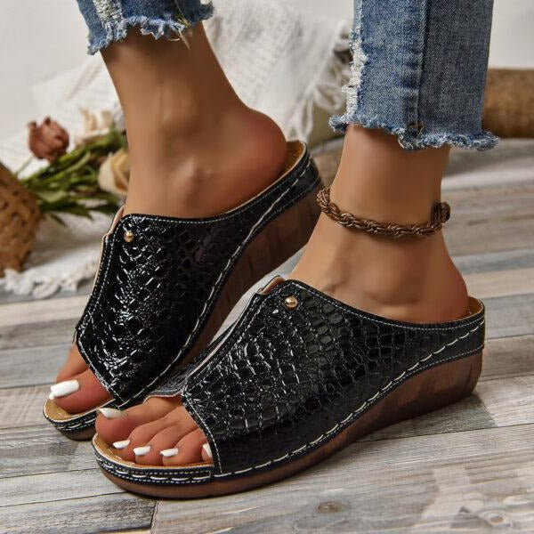 Women's comfort support sandals with ergonomic cushioned sole and adjustable straps for everyday comfort