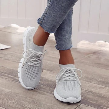 Women's white everyday sneakers with cushioned insole, structured form and versatile low-top silhouette