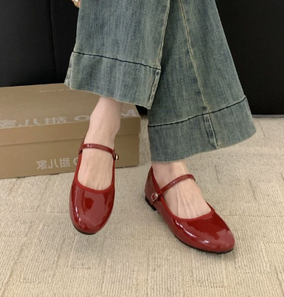 Women's patent leather Mary Jane shoes with low block heel, rounded toe and delicate ankle strap