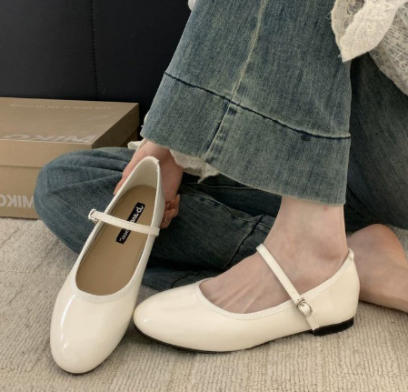 Women's glossy patent Mary Jane shoes low block heel rounded toe with delicate ankle strap