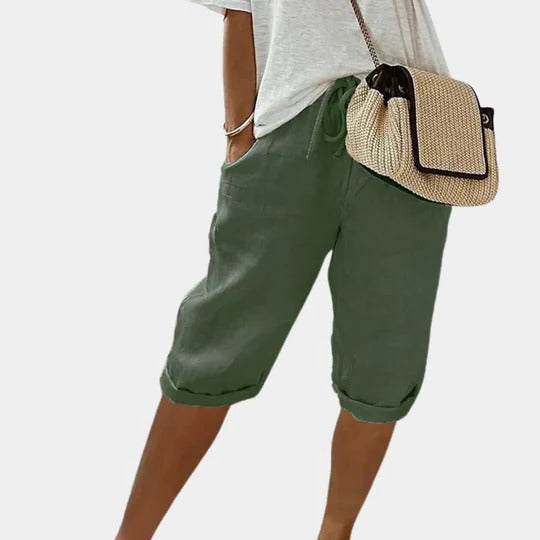 Casual women's straight-cut mid-thigh shorts with elastic waistband and side pockets
