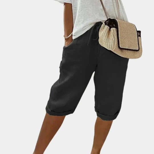 Casual women's straight-cut shorts with elastic waistband, side pockets, mid-thigh length, lightweight daily wear