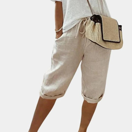 Women's straight-cut mid-thigh shorts with elastic waistband and reinforced side pockets